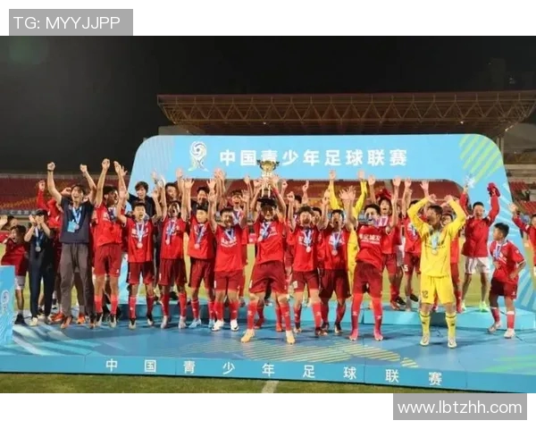 彝族足球明星崛起：从草根到职业赛场的奋斗历程与荣耀